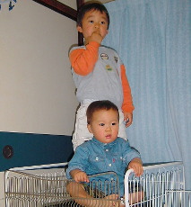 ファンヒーターガードはただのジャングルジムと化しました